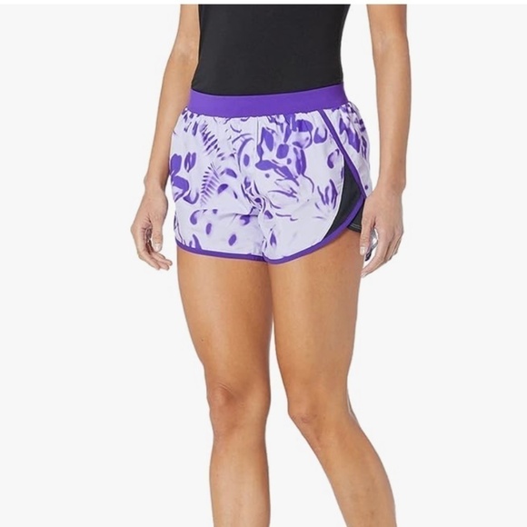 Under Armour womens Fly by 2.0 Printed Running Shorts 🤍 - Picture 3 of 10